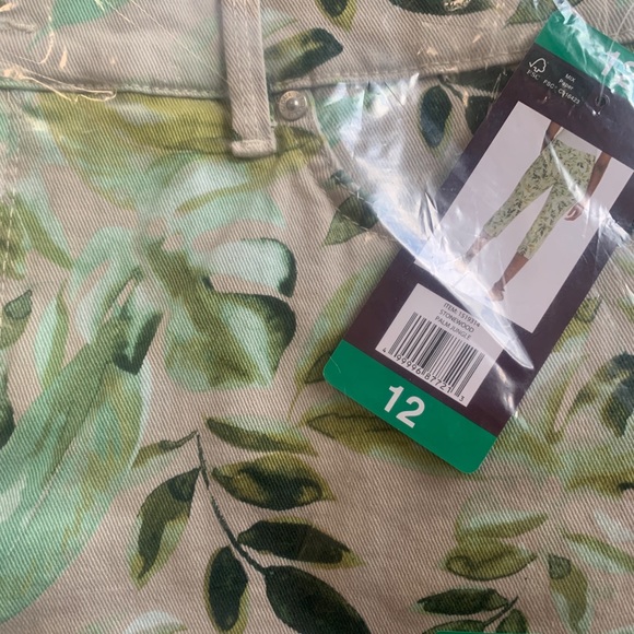 Gloria Vanderbilt Printed Amanda Capri DenimPants, Green (Stonewood Palm Jungle) - Picture 5 of 6